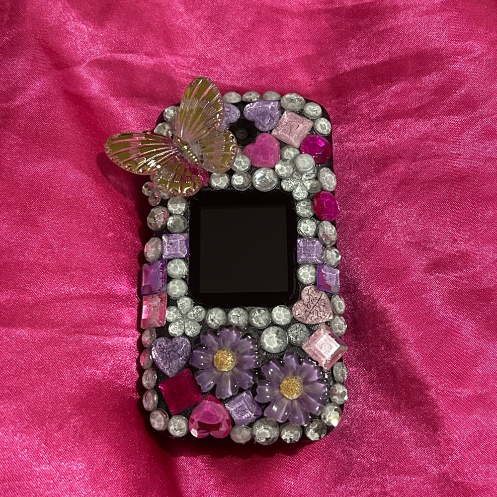 Y2K Bling inspired flip phone/ TCL Verizon (“only”) Hand-blinged. Works amazing💗